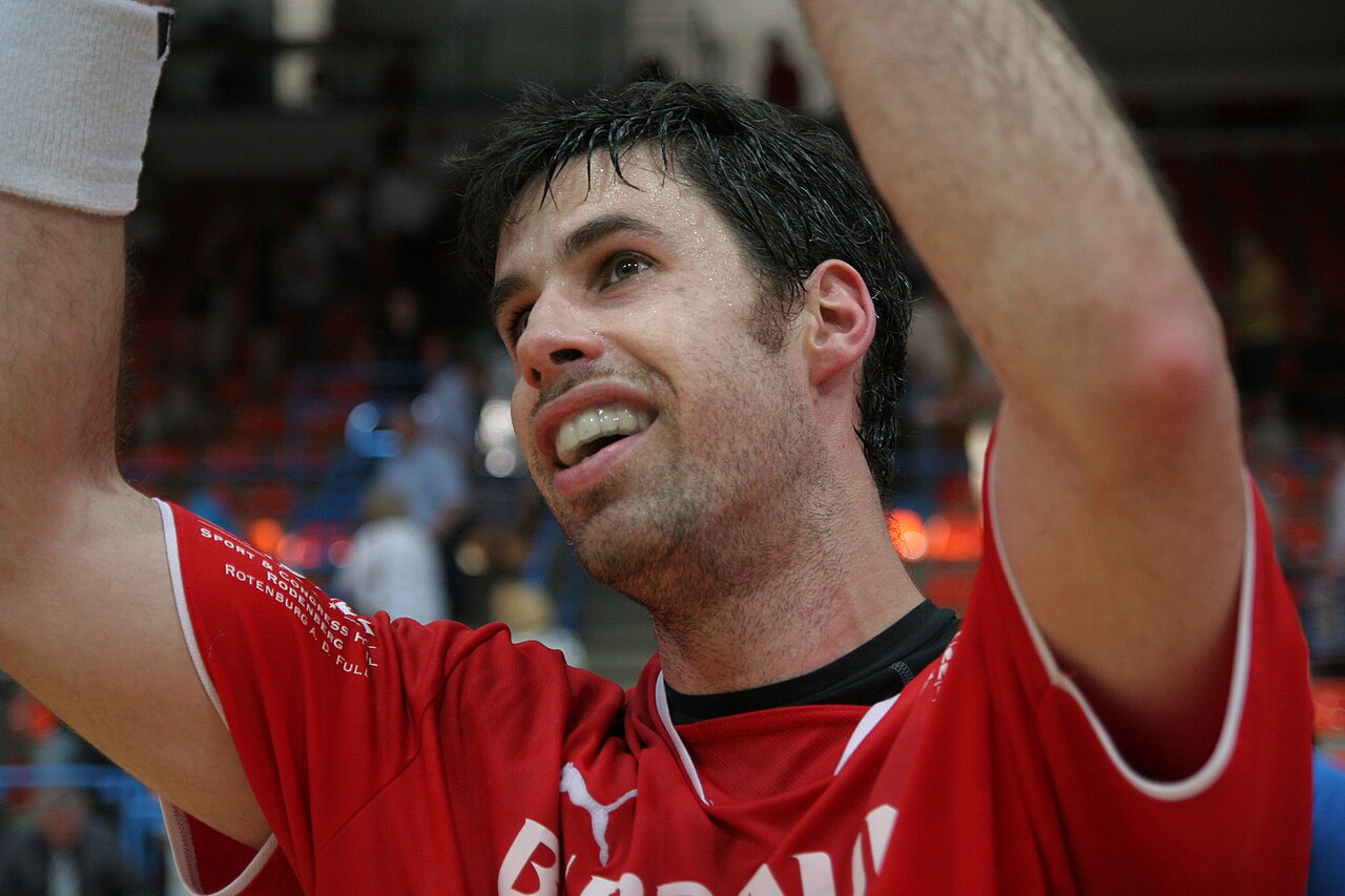 Sports mouthguard for protecting teeth during contact sports